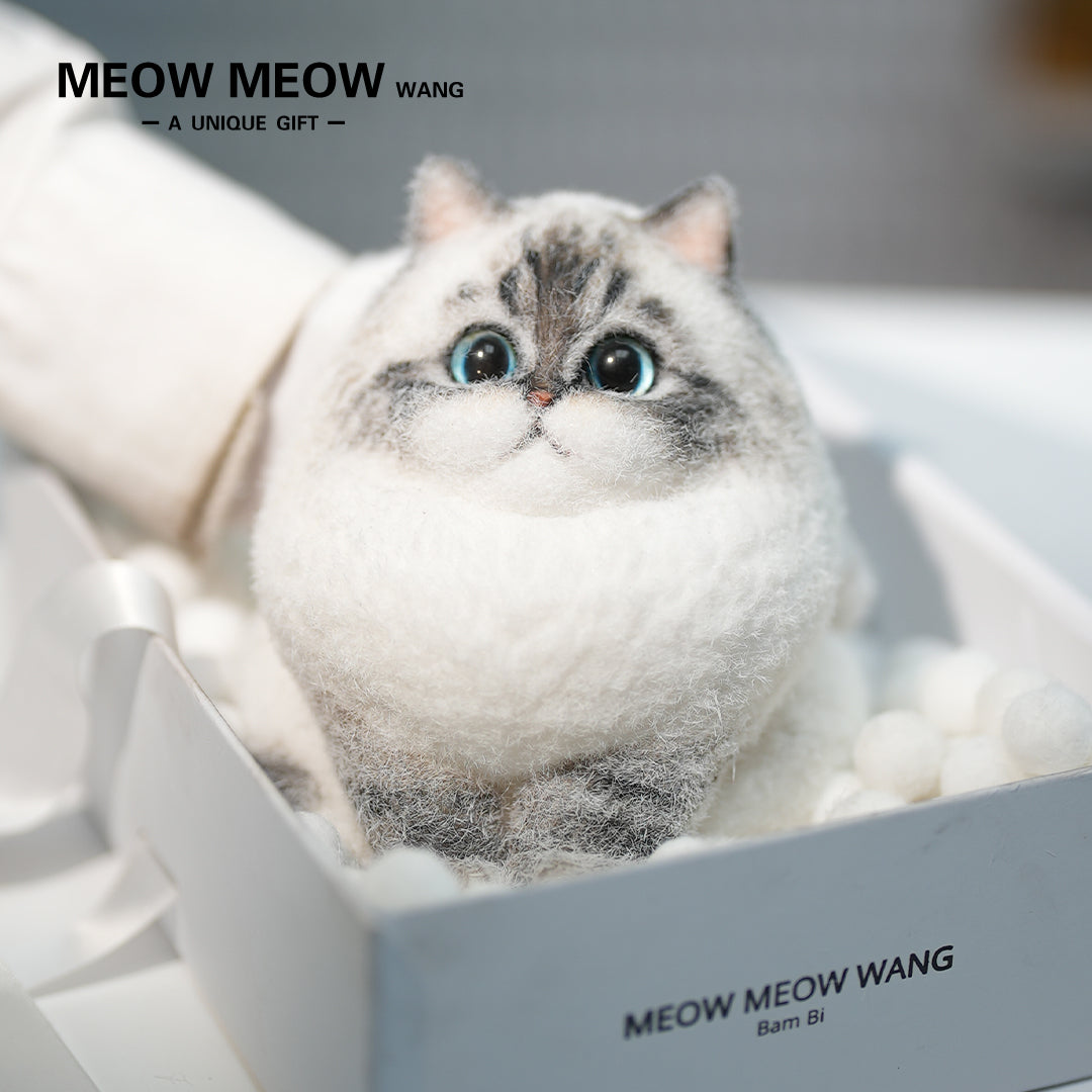 A19:A Cute Fat Cat Crouching Inside The Basket